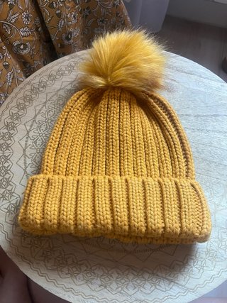 Gorro Sfera amarillo mostaza con pompón