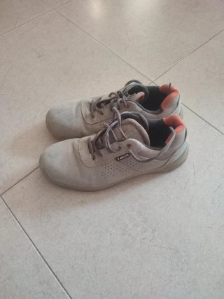 Zapatos de seguridad Bellota grises y naranjas