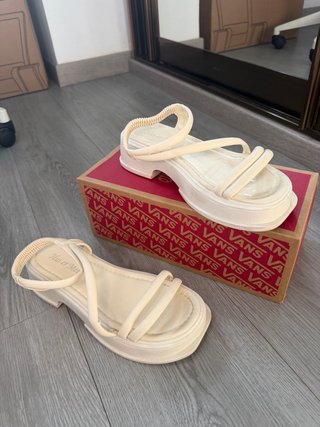 Sandalias Beige