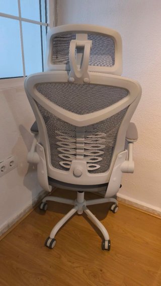 Silla de oficina ergonómica gris y blanca