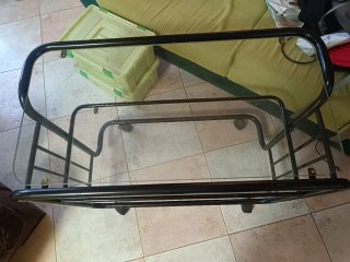 Mesa auxiliar con ruedas y cristal