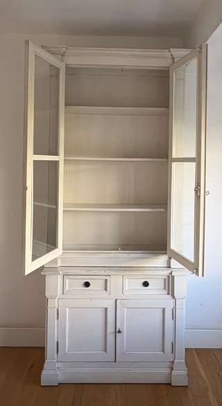 Alacena de madera en blanco roto