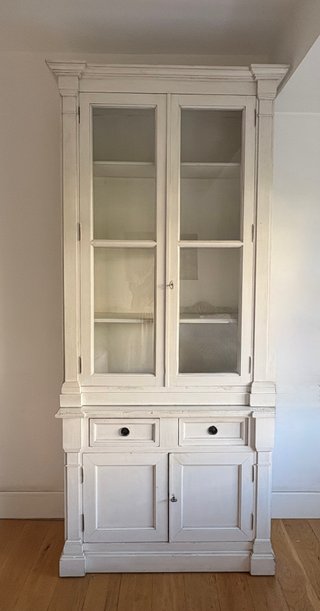 Alacena de madera en blanco roto