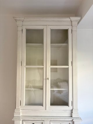 Alacena de madera en blanco roto