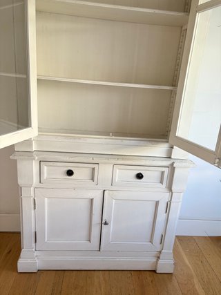 Alacena de madera en blanco roto