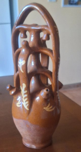 Botijo de barro gallego con múltiples asas