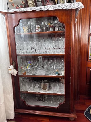 Vitrina de madera y cristal