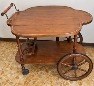 Carrello vintage con ruote grandi