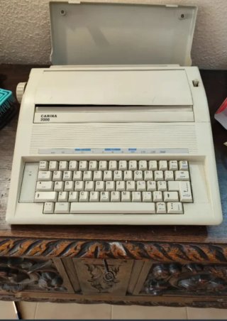 Máquina de escribir eléctrica Carina 2000