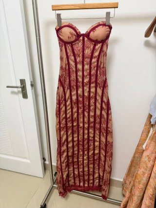 Vestido largo encaje rojo y beige