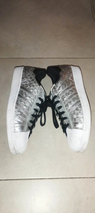Zapatillas Adidas Plata y Blanca