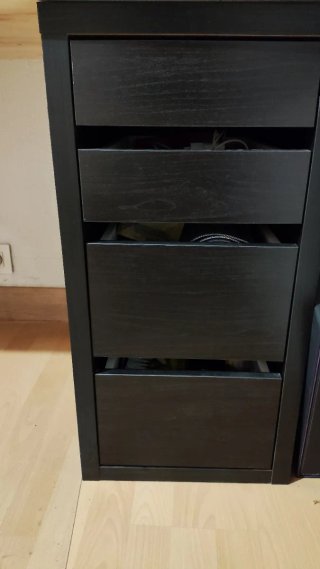 Cajonera de madera oscura con ruedas