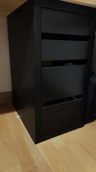 Cajonera de madera oscura con ruedas