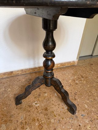 Mesa redonda madera con incrustaciones