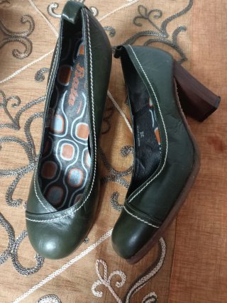 Zapatos de piel Bata verdes