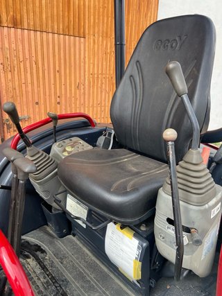 Mini excavadora roja
