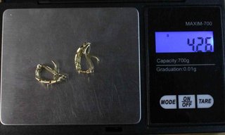 Pendiente de oro de 18k. Peso: 4.26 gr.