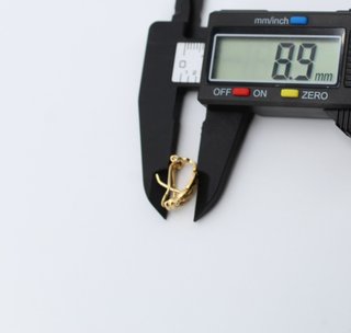 Pendiente de oro de 18k. Peso: 4.26 gr.