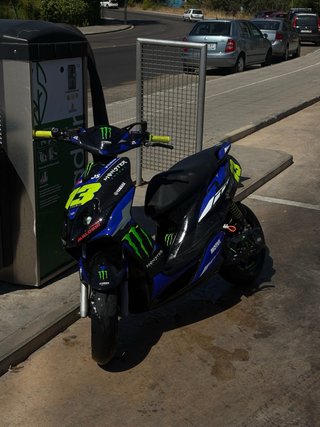 Yamaha Jog RR Scooter Negra y Azul