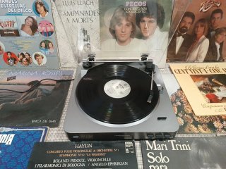 Tocadiscos Audio Technica más vinilos