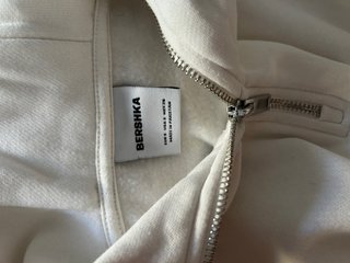 Sudadera Bershka blanca con capucha y cremallera