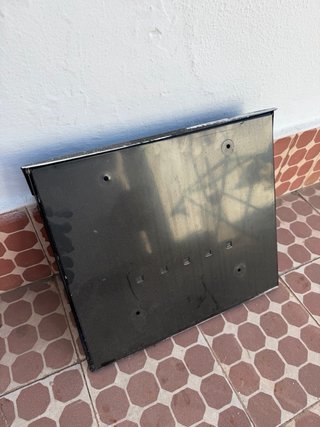 Buzón metálico negro