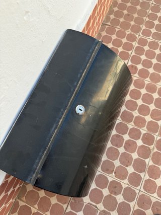 Buzón metálico negro