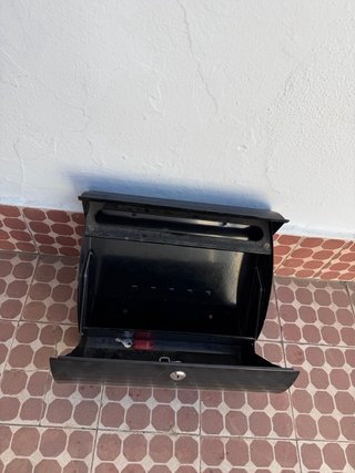 Buzón metálico negro
