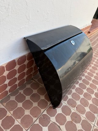 Buzón metálico negro