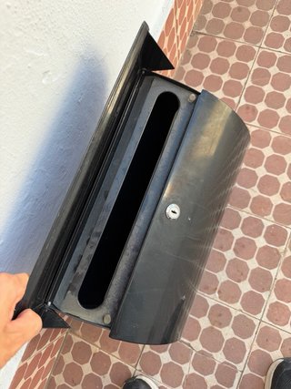 Buzón metálico negro