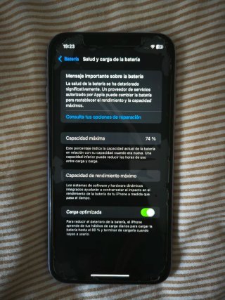 iPhone 11 morado con detalles esteticos