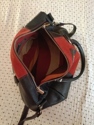 Bolso de piel negro y rojo
