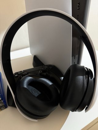 PS5 con 1 mando, cascos y 14 juegos