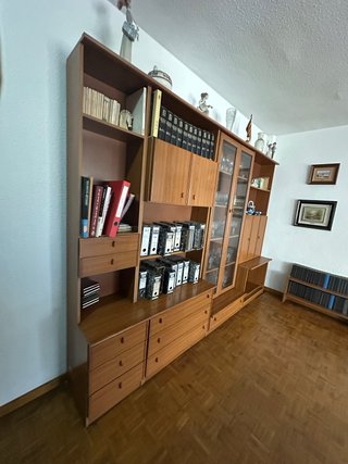 Librería de salón de madera y cristal