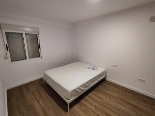 Habitación grande en piso compartido
