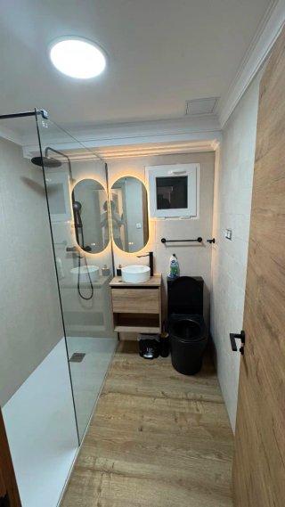 Habitación grande en piso compartido