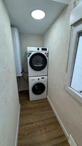 Habitación grande en piso compartido