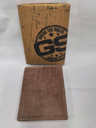 Cartera de piel marrón con diseño