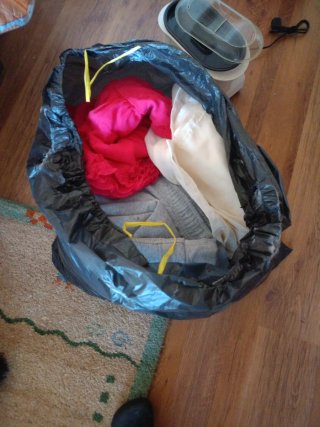 Bolsa de ropa negra con detalles rosas