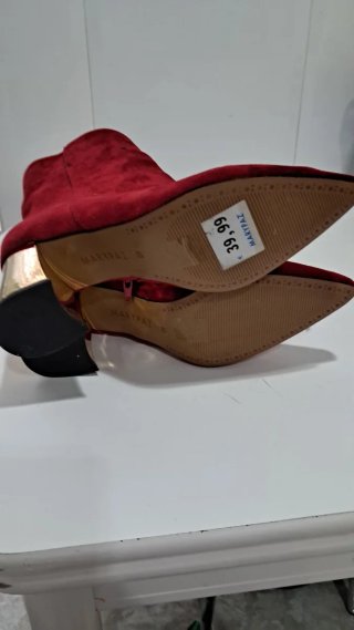 Botines rojos ante tacón dorado