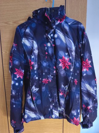 Chaqueta con capucha floral azul y rosa