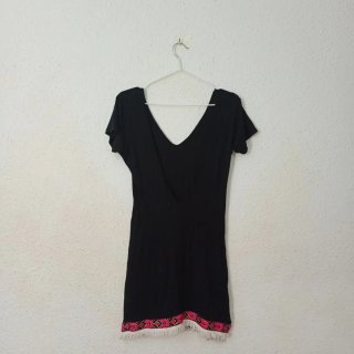 Vestido negro con detalle étnico