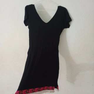Vestido negro con detalle étnico