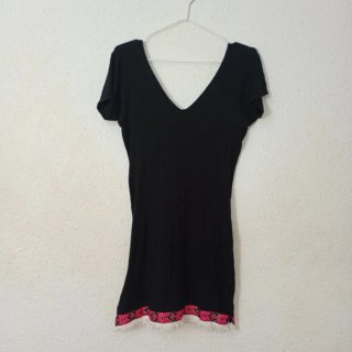 Vestido negro con detalle étnico