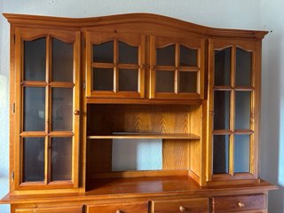Mueble de madera con vitrina