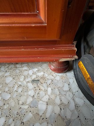 Mueble de madera con vitrina