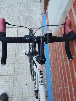 Bicicleta de carretera B'TWIN Triban 300