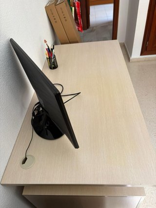 Escritorio con torre, bandeja teclado y cajones