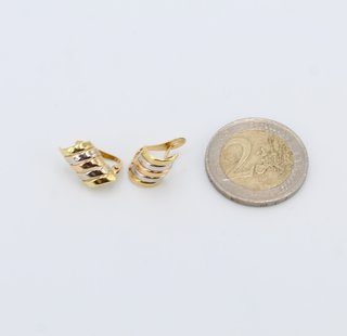 Pendiente de oro combinado de 18k. Peso: 1.94 gr.