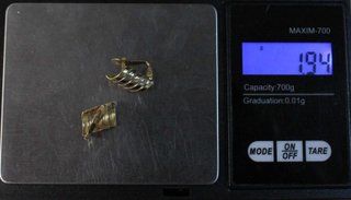 Pendiente de oro combinado de 18k. Peso: 1.94 gr.